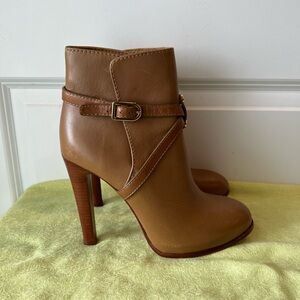 Tory Burch Dórese heeled Tan Leather Ankle Boots. Size 8.5